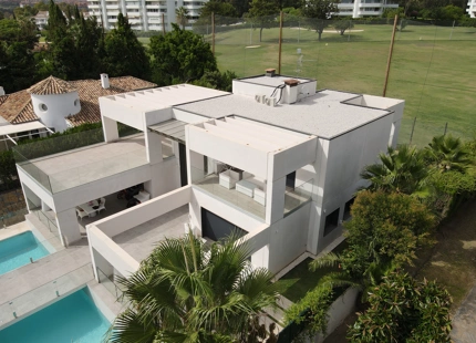 VENTA DE VILLA MODERNA EN PRIMERA LINEA DE GOLF EN NUEVA ANDALUCIA