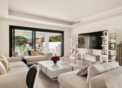 VENTA DE VILLA MODERNA EN PRIMERA LINEA DE GOLF EN NUEVA ANDALUCIA