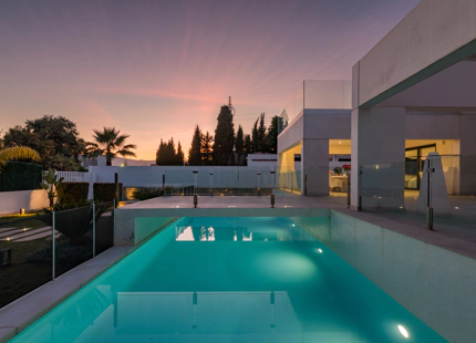 VENTA DE VILLA MODERNA EN PRIMERA LINEA DE GOLF EN NUEVA ANDALUCIA