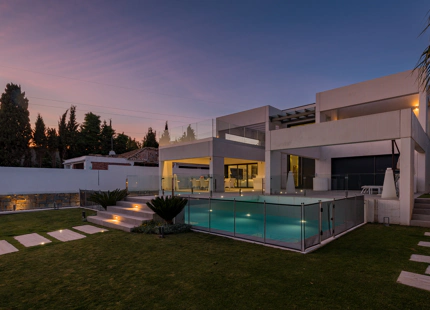 VENTA DE VILLA MODERNA EN PRIMERA LINEA DE GOLF EN NUEVA ANDALUCIA