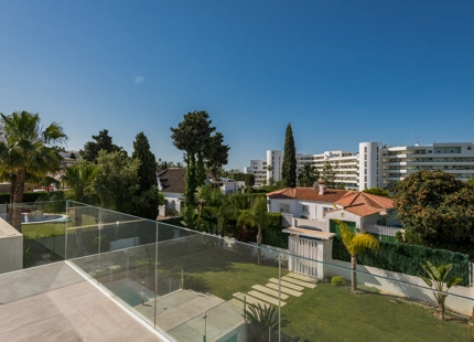 VENTA DE VILLA MODERNA EN PRIMERA LINEA DE GOLF EN NUEVA ANDALUCIA
