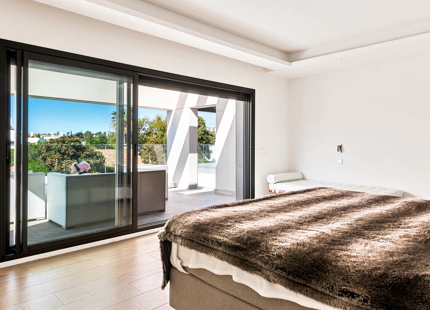 VENTA DE VILLA MODERNA EN PRIMERA LINEA DE GOLF EN NUEVA ANDALUCIA