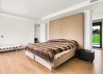 VENTA DE VILLA MODERNA EN PRIMERA LINEA DE GOLF EN NUEVA ANDALUCIA