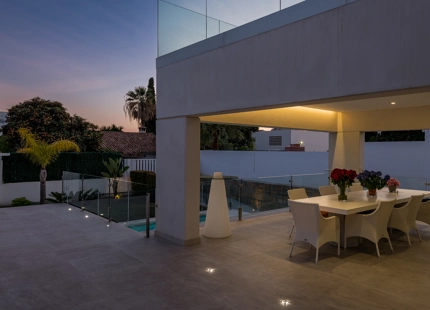 VENTA DE VILLA MODERNA EN PRIMERA LINEA DE GOLF EN NUEVA ANDALUCIA