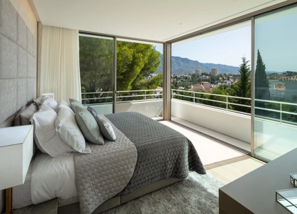 Impresionante villa de 5 dormitorios y piscina climatizada ubicada en el corazón del Valle del Golf de Nueva Andalucía