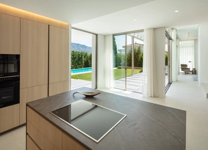 Impresionante villa de 5 dormitorios y piscina climatizada ubicada en el corazón del Valle del Golf de Nueva Andalucía