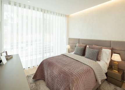 Impresionante villa de 5 dormitorios y piscina climatizada ubicada en el corazón del Valle del Golf de Nueva Andalucía