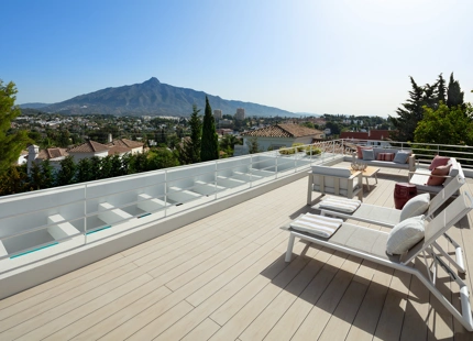 Impresionante villa de 5 dormitorios y piscina climatizada ubicada en el corazón del Valle del Golf de Nueva Andalucía