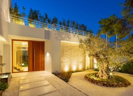 Impresionante villa de 5 dormitorios y piscina climatizada ubicada en el corazón del Valle del Golf de Nueva Andalucía