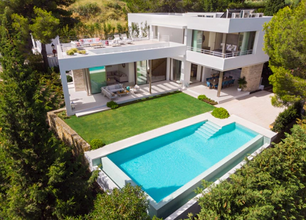 Impresionante villa de 5 dormitorios y piscina climatizada ubicada en el corazón del Valle del Golf de Nueva Andalucía