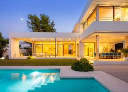 Impresionante villa de 5 dormitorios y piscina climatizada ubicada en el corazón del Valle del Golf de Nueva Andalucía