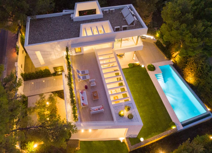 Impresionante villa de 5 dormitorios y piscina climatizada ubicada en el corazón del Valle del Golf de Nueva Andalucía