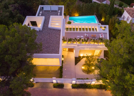 Impresionante villa de 5 dormitorios y piscina climatizada ubicada en el corazón del Valle del Golf de Nueva Andalucía