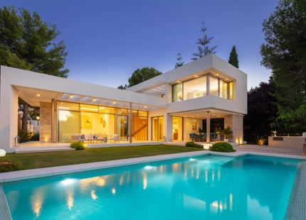 Impresionante villa de 5 dormitorios y piscina climatizada ubicada en el corazón del Valle del Golf de Nueva Andalucía