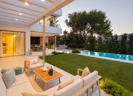 Impresionante villa de 5 dormitorios y piscina climatizada ubicada en el corazón del Valle del Golf de Nueva Andalucía