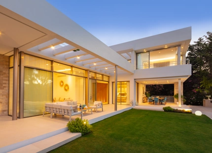 Impresionante villa de 5 dormitorios y piscina climatizada ubicada en el corazón del Valle del Golf de Nueva Andalucía