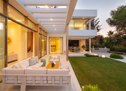 Impresionante villa de 5 dormitorios y piscina climatizada ubicada en el corazón del Valle del Golf de Nueva Andalucía