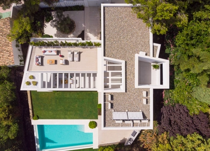 Impresionante villa de 5 dormitorios y piscina climatizada ubicada en el corazón del Valle del Golf de Nueva Andalucía