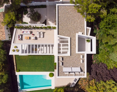 Stunning 5 bedroom villa, with heated swimming  pool ideally located in the heart of Nueva Andalucía’s Golf Valley