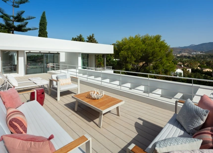 Impresionante villa de 5 dormitorios y piscina climatizada ubicada en el corazón del Valle del Golf de Nueva Andalucía