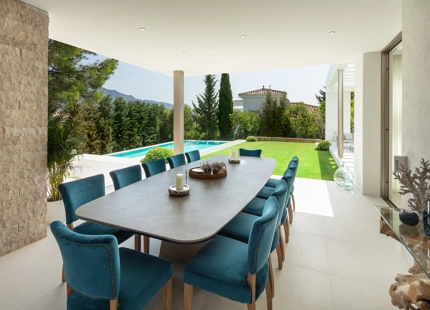 Impresionante villa de 5 dormitorios y piscina climatizada ubicada en el corazón del Valle del Golf de Nueva Andalucía