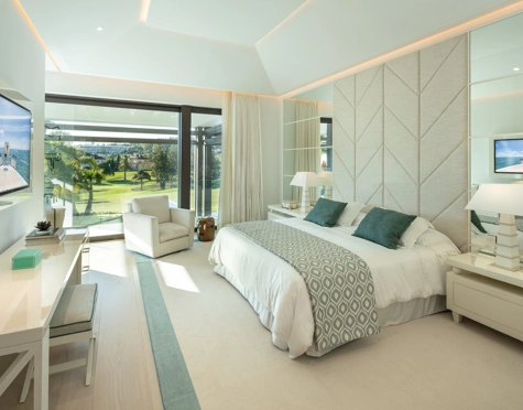 Villa for sale in La Cerquilla, Nueva Andalucia