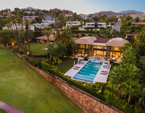 Villa for sale in La Cerquilla, Nueva Andalucia