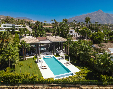 Villa for sale in La Cerquilla, Nueva Andalucia