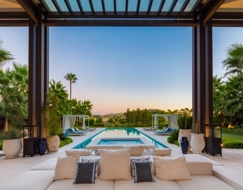 Villa for sale in La Cerquilla, Nueva Andalucia