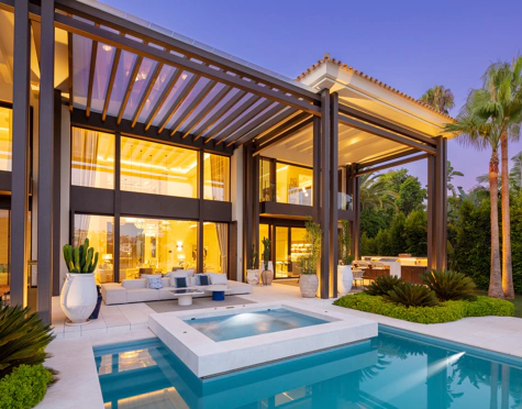 Villa for sale in La Cerquilla, Nueva Andalucia