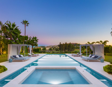 Villa for sale in La Cerquilla, Nueva Andalucia