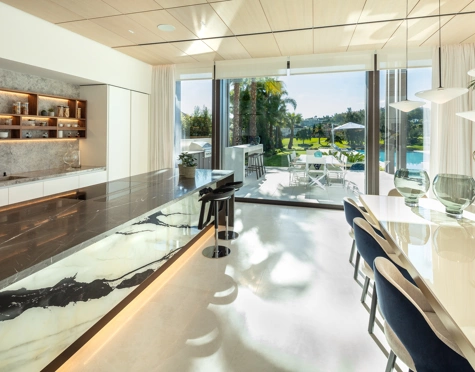 Villa for sale in La Cerquilla, Nueva Andalucia