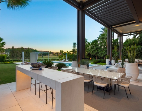 Villa for sale in La Cerquilla, Nueva Andalucia