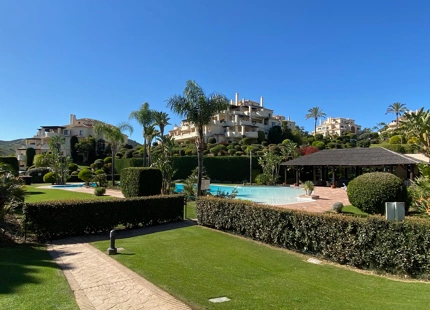 APARTAMENTO EN PRIMERA LINEA DE GOLF EN VENTA EN BENAHAVIS