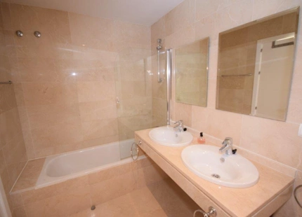 APARTAMENTO EN PRIMERA LINEA DE GOLF EN VENTA EN BENAHAVIS