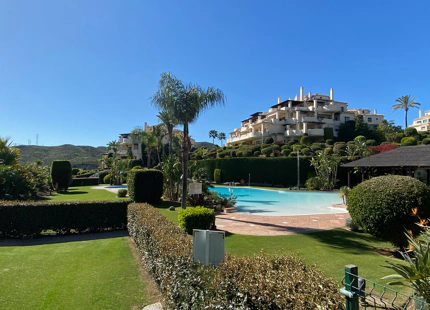 APARTAMENTO EN PRIMERA LINEA DE GOLF EN VENTA EN BENAHAVIS