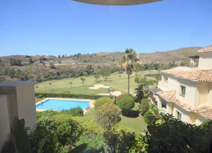 APARTAMENTO EN PRIMERA LINEA DE GOLF EN VENTA EN BENAHAVIS