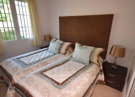 APARTAMENTO EN PRIMERA LINEA DE GOLF EN VENTA EN BENAHAVIS