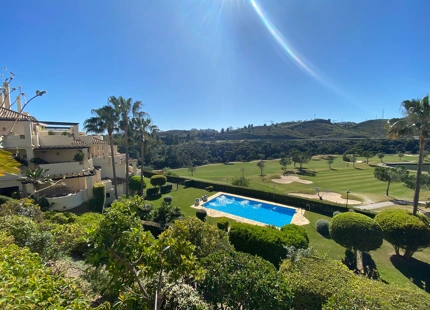 APARTAMENTO EN PRIMERA LINEA DE GOLF EN VENTA EN BENAHAVIS