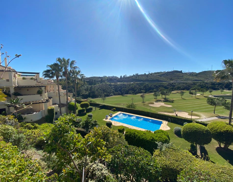 APARTAMENTO EN PRIMERA LINEA DE GOLF EN VENTA EN BENAHAVIS