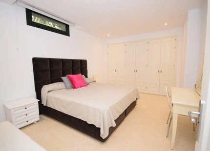 APARTAMENTO EN PRIMERA LINEA DE GOLF EN VENTA EN BENAHAVIS