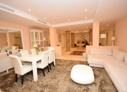 APARTAMENTO EN PRIMERA LINEA DE GOLF EN VENTA EN BENAHAVIS