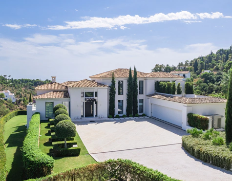 Villa en venta en El Madroñal, Benahavis