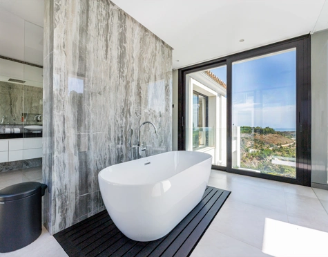 Villa en venta en El Madroñal, Benahavis