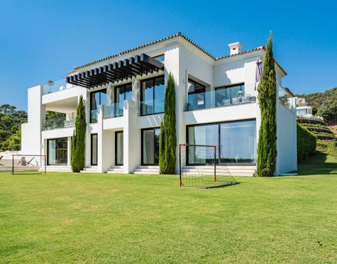 Villa en venta en El Madroñal, Benahavis