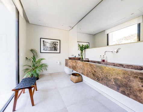 Villa en venta en El Madroñal, Benahavis