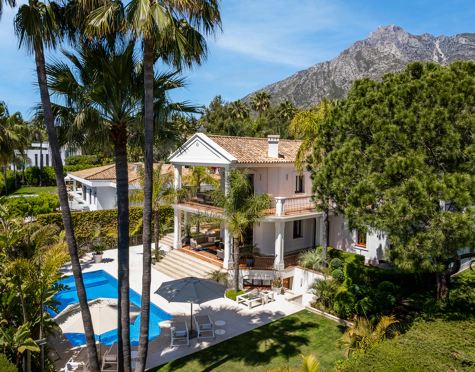 ELEGANTE VILLA UBICADA EN SIERRA BLANCA