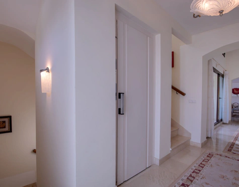 Villa for sale in Los Arqueros, Benahavis