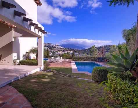 Villa for sale in Los Arqueros, Benahavis
