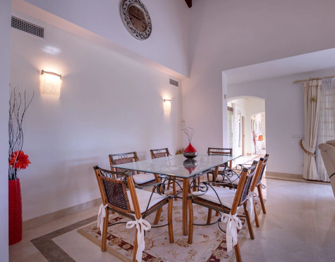 Villa for sale in Los Arqueros, Benahavis